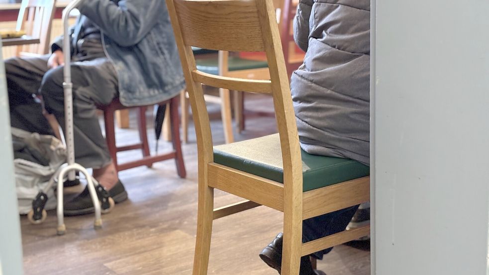 Warten aufs Mittagessen und Austausch mit anderen: Ab 8 Uhr morgens ist der Tagesaufenthalt in der Hansastraße geöffnet. Fotos: Stephanie Schuurman