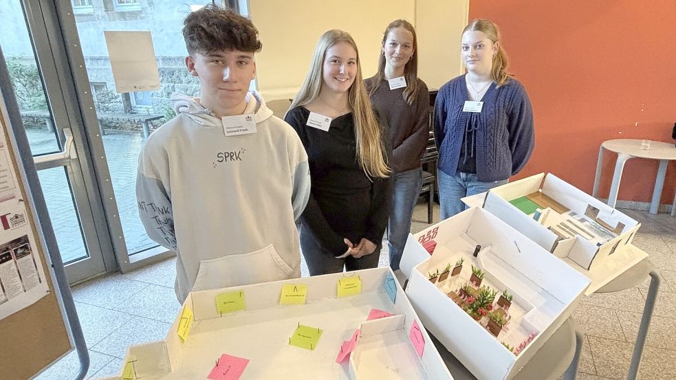 Lennard Frank (von links), Marya Feller, Henrieke Klus und Rieke Tannen präsentierten anhand von Modellen die Ideen der Schüler für eine einladendere Mensa. Foto: Lasse Paulsen