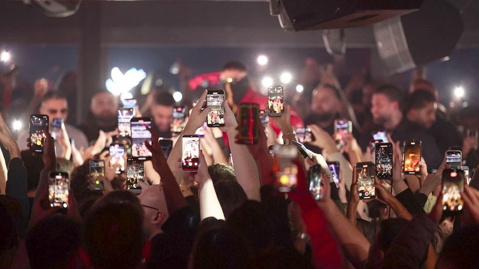Viele Jugendliche feiern Haftbefehl. Foto: Hannes P. Albert/dpa
