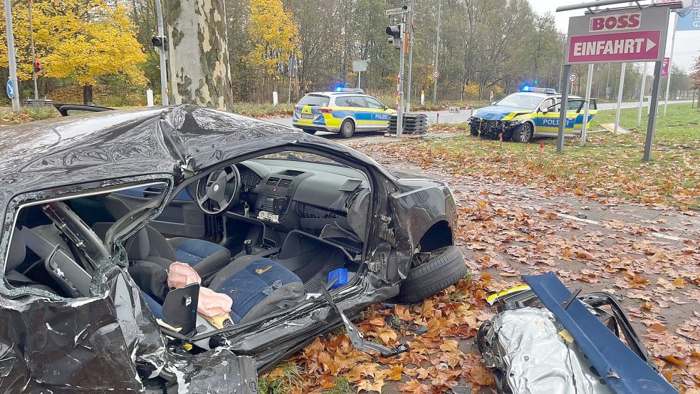 Fotos vom Unfallort zeigen die Folgen des Zusammenpralls eines Pkws mit einem Polizeiwagen. Foto: Philipp Hülsmann