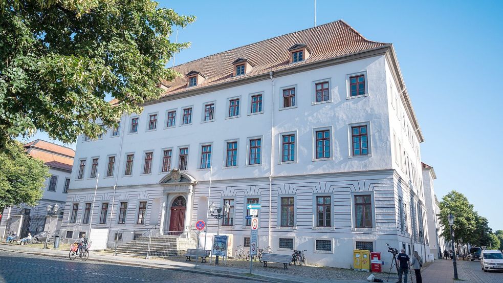 Hier geht es um Titel und Thesen: Vor dem Landgericht Lüneburg hat eine Doktorandin ihren Ghostwriter verklagt. Foto: Philipp Schulze/dpa