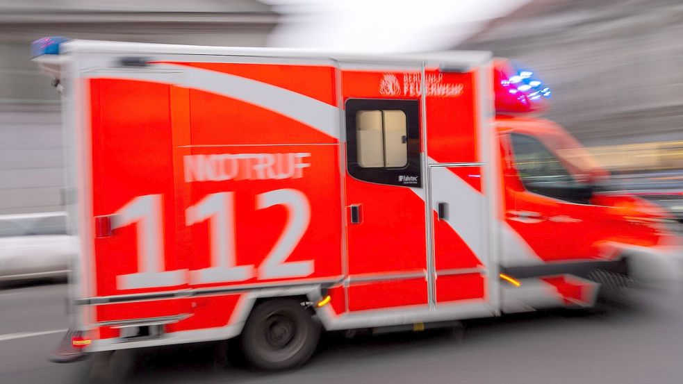 Mit schweren Kopfverletzungen ist am Sonntagmorgen ein 34 Jahre alter Mann in Bremen ins Krankenhaus eingeliefert worden. Sechs Männer hatten ihn unter anderem mit einer Glasflasche attackiert. Foto: Monika Skolimowska/dpa