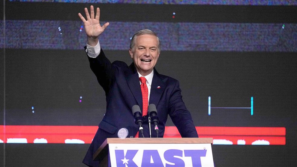 Rechtspolitiker Kast zieht als Favorit in die Stichwahl ein. Foto: Esteban Felix/AP/dpa