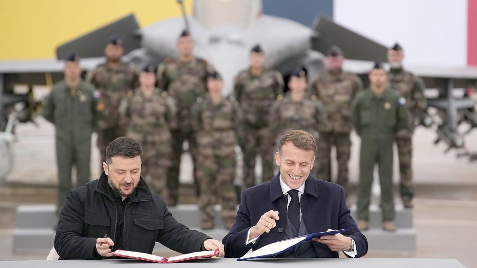 Selenskyj und Macron unterzeichneten eine Absichtserklärung zum Kauf von bis zu 100 Rafale-Jets durch Kiew. Foto: Christophe Ena/Pool AP/dpa