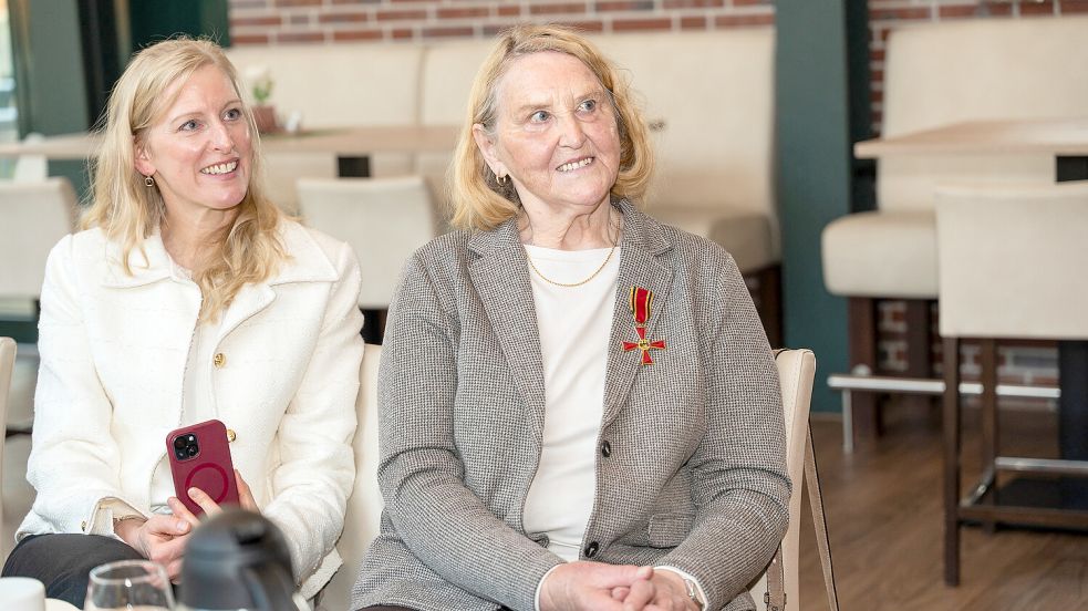 Bundesverdienstkreuzträgerin Anna Uphoff (rechts) und ihre Tochter Anja Patermann hören gespannt den Reden der Laudatoren zu. Foto: Landkreis Aurich