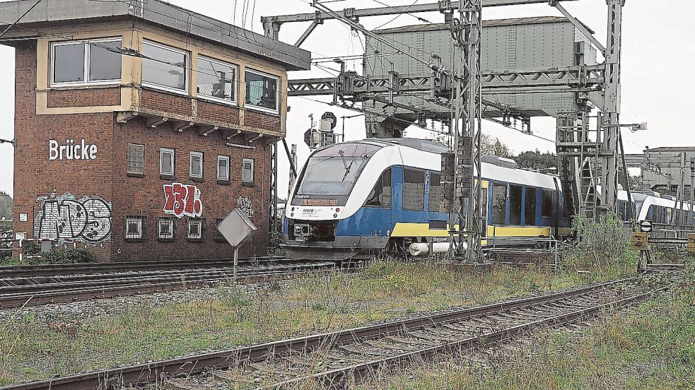 Der Riss in der Huntebrücke hat Auswirkungen auf den Bahnverkehr zwischen Bremen und Oldenburg – der Fahrgastverband Pro Bahn kritisiert die Situation. Foto: Kai Hasse