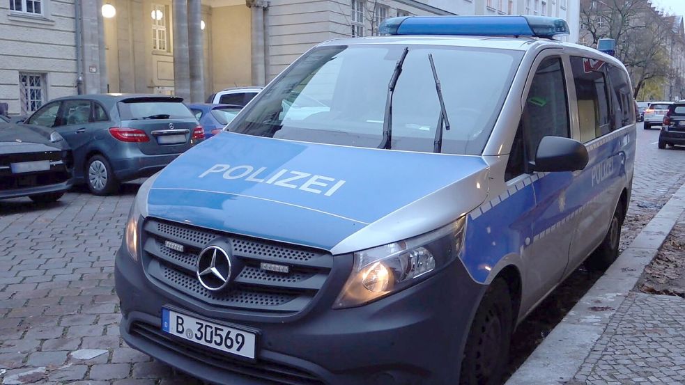 Ein Polizeiauto steht nach vermeintlichen Anschlagsandrohungen vor einer Berliner Schule. Foto: Sven Käuler/dpa