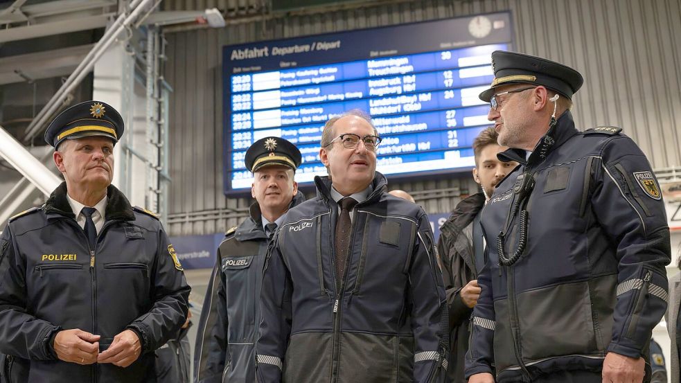 Am Münchner Hauptbahnhof war Bundesinnenminister Alexander Dobrindt (CSU) dabei. (Archivfoto) Foto: Peter Kneffel/dpa