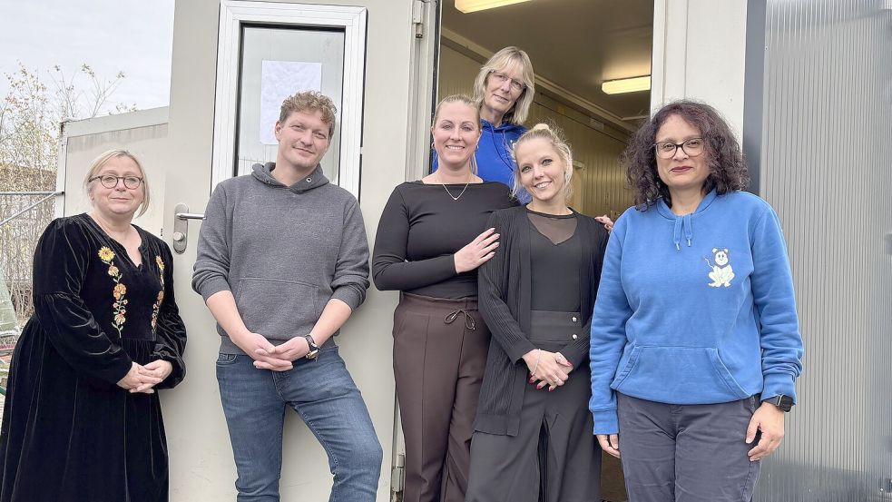 Dr. Katharina Lühring (Zweite von rechts), Initiatorin der Freien Schule Emden, und Volko Aden mit einem Teil der Lehrkräfte und Mitarbeiterinnen der Schule. Foto: Mona Hanssen