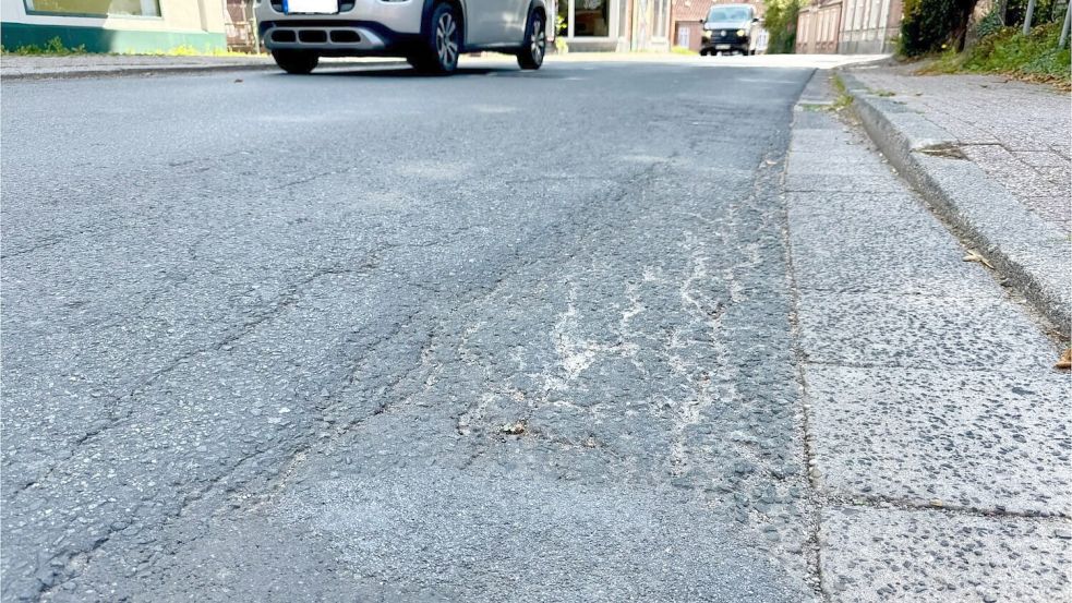 Die Landesstraße 3 in Pewsum, die unter anderem zum Gewerbegebiet und in die Ortsmitte führt, wird erneuert. Foto: Niedersächsische Landesbehörde für Straßenbau und Verkehr