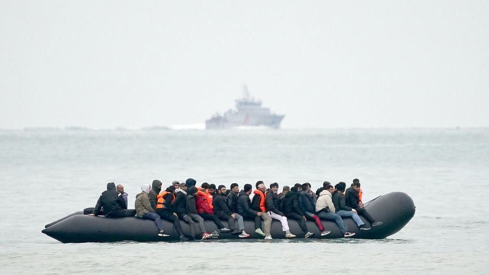Die Migration in kleinen Booten über den Ärmelkanal ist ein Reizthema in Großbritannien. (Archivbild) Foto: Gareth Fuller