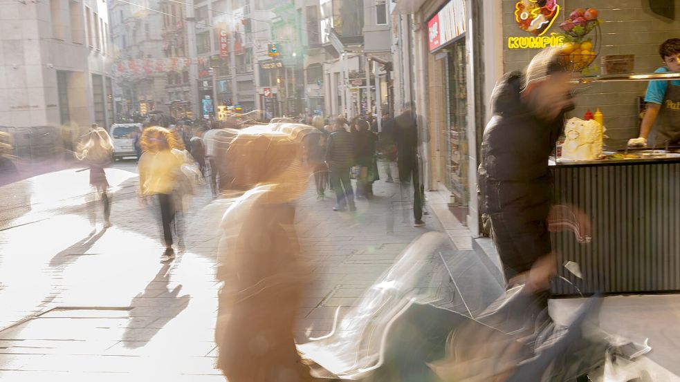 Ermittler vermuteten bisher eine Lebensmittelvergiftung, etwa durch Streetfood. Foto: Ahmed Deeb/dpa