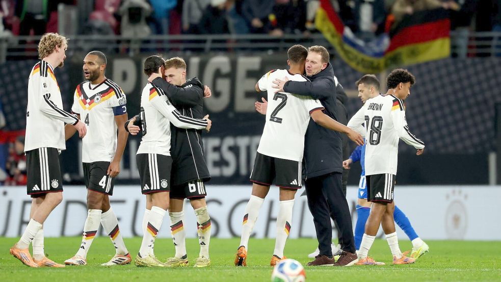 Alle erleichtert: Deutschland feiert das WM-Ticket. Foto: Christian Charisius