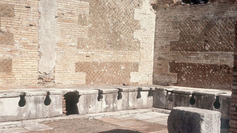 Die alten Römer saßen oft Schulter an Schulter, um ihr Geschäft zu verrichten. (Archivbild) Foto: Kurt Rohwedder/dpa