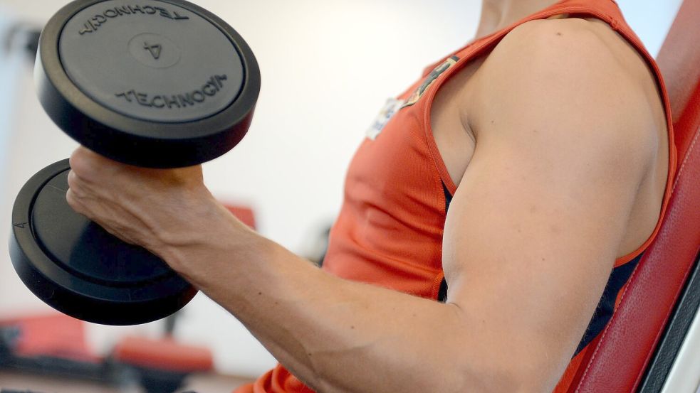 Laut Männlichkeitsforscher Boris von Heesen ist eine der besonders hartnäckigen Erzählungen zum Thema Männlichkeit, dass Männer körperlich unzerstörbar sein müssen. (Symbolbild) Foto: Britta Pedersen/dpa