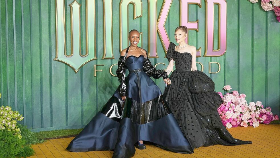 Cynthia Erivo, links, eilte Ariana Grande bei dem Vorfall in Singapur zu Hilfe. (Archivbild) Foto: Scott A Garfitt/Invision/AP/dpa