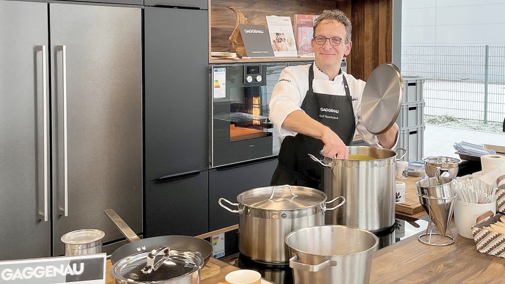 Ralf Marschalek ist nicht nur ein begnadeter Koch, er ist auch ein toller Entertainer. Besucher können sich davon während des Show-Cookings beim Küchenteam in Leer selbst überzeugen. Fotos: privat