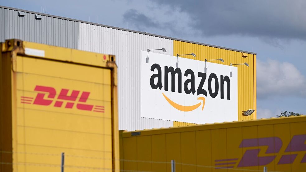 Ein Logistikzentrum von Amazon, auf dessen Gelände DHL-Container stehen. DHL ist das größte Paketunternehmen in Deutschland, gefolgt von Amazon - der Online-Handelsriese trägt einen großen Teil bei ihm bestellten Waren selbst aus. (Archivbild) Foto: Wolf von Dewitz/dpa