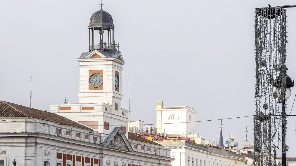 Berühmte Turmuhr: An der ehemaligen Zentrale des Sicherheits- und Geheimdiensts der Franco-Diktatur soll eine Gedenktafel angebracht werden. Foto: IMAGO/imagebroker