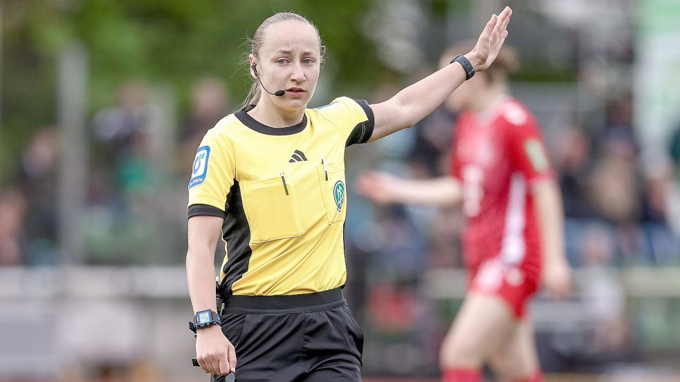 Lara Wolf aus Wilhelmshaven ist auch Schiedsrichterin der Frauen-Bundesliga. Foto: Imago