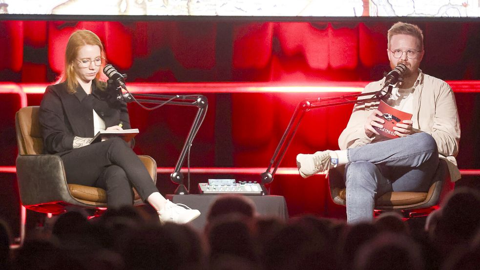 Den Auftakt der sechsten Staffel „Aktenzeichen Ostfriesland“ haben Ute Nobel und Daniel Noglik wieder live vor Publikum im Leeraner Zollhaus aufgenommen. Foto: Jens Doden