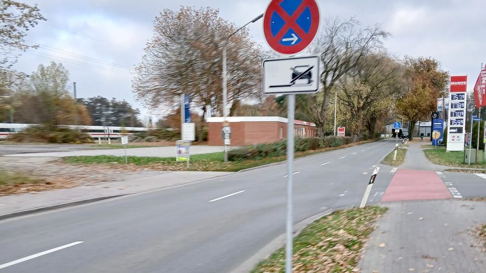 Ein neues Halteverbot an der Bahnhofstraße in Papenburg soll für mehr Sicherheit und einen besseren Verkehrsfluss rund um den Bahnhof sorgen. Foto: Stadt Papenburg