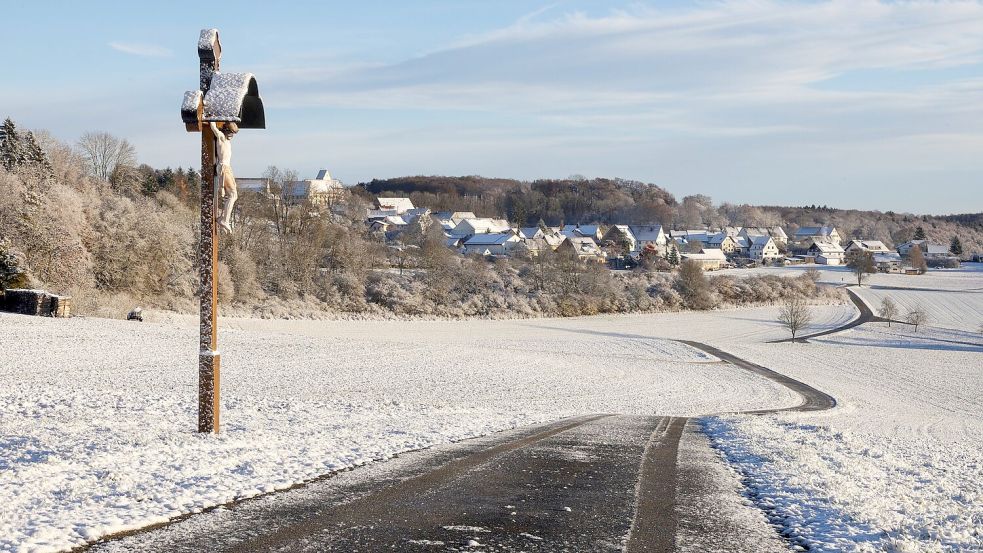 Fast schon ein Winterwunderland? Schnee am Morgen auf der Schwäbischen Alb. Foto: Thomas Warnack/dpa
