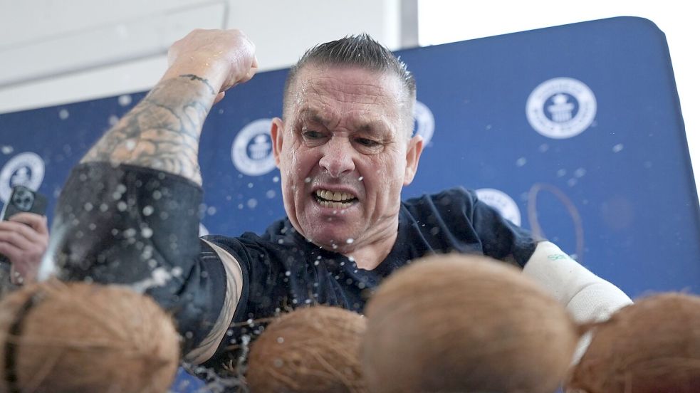 Gaude knackte seinen eigenen Rekord von 83 Kokosnüssen. Foto: Marcus Brandt