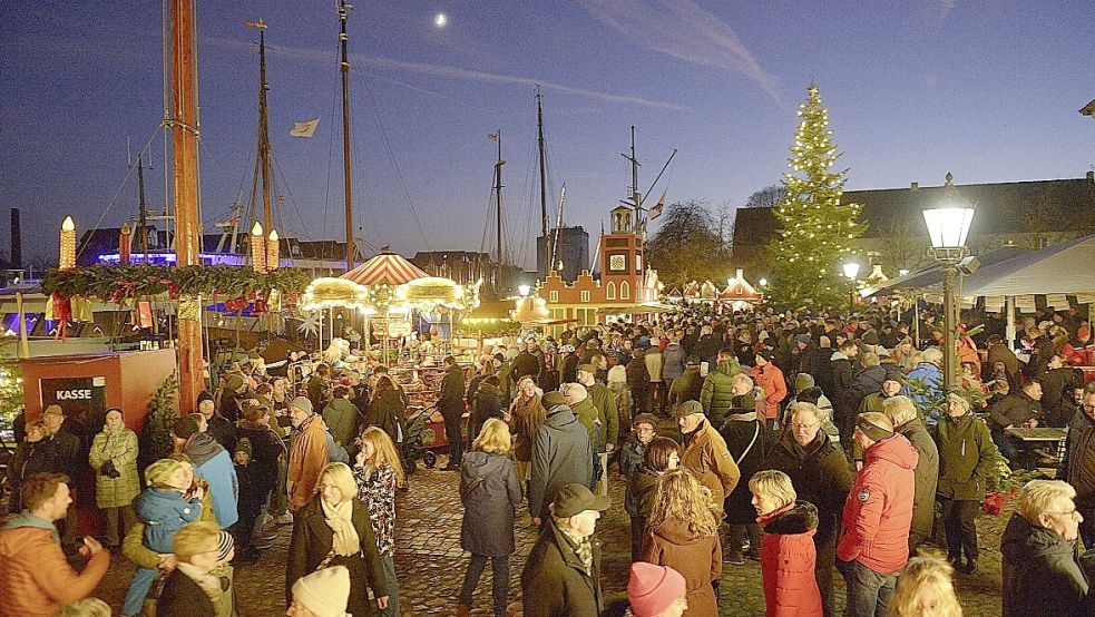 Tausende kommen traditionell zum Wiehnachtsmarkt achter d’ Waag an den Museumshafen. Foto: Bodo Wolters/Archiv