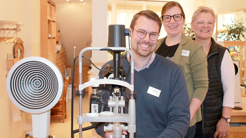 Betriebsleiter André Ennen und seinen Kolleginnen Renate Schaaf (rechts) und Christiane Hütten nehmen sich viel Zeit für die Sehberatung. Foto: privat