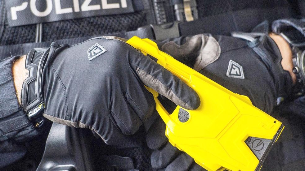 Die Polizei in Osterholz hat am Montagabend einen psychisch verwirrten Mann gestoppt, der die Beamten zuvor mit einem Messer bedroht hatte. Foto: Andreas Arnold / dpa