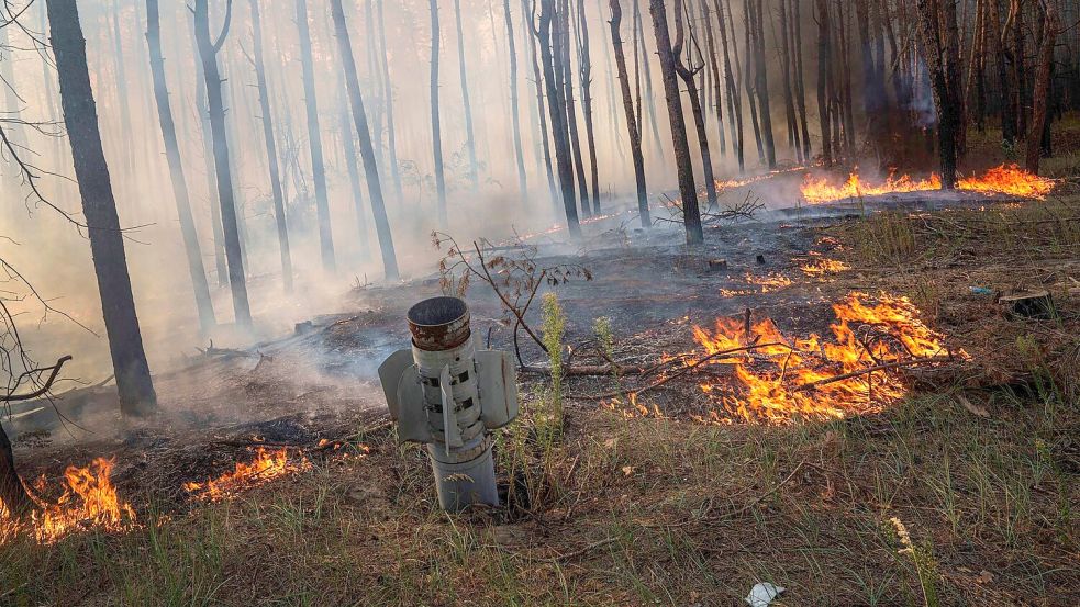 Abgebrannte Wälder, dazu Abgase von Militärfahrzeugen: Auch für das Klima ist der russische Angriffskrieg gegen die Ukraine eine Katastrophe. (Symbolbild) Foto: Evgeniy Maloletka/AP/dpa