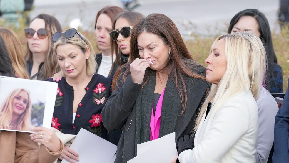 Die republikanische Abgeordnete Marjorie Taylor Greene (r) steht mit Opfern von Epstein und Angehörigen vor dem Kapitol in Washington. Foto: J. Scott Applewhite/AP/dpa