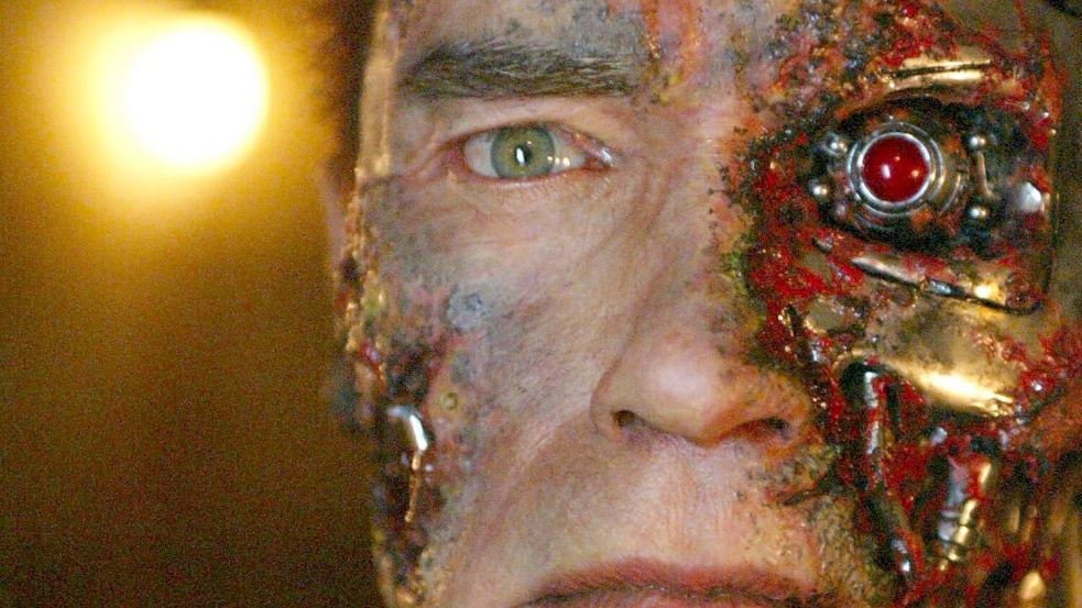 Arnold Schwarzenegger verbreitete als „Terminator“ Angst und Schrecken. Eine Super-KI könnte noch viel gefährlicher werden, warnen manche Experten. Foto: imago/United Archives