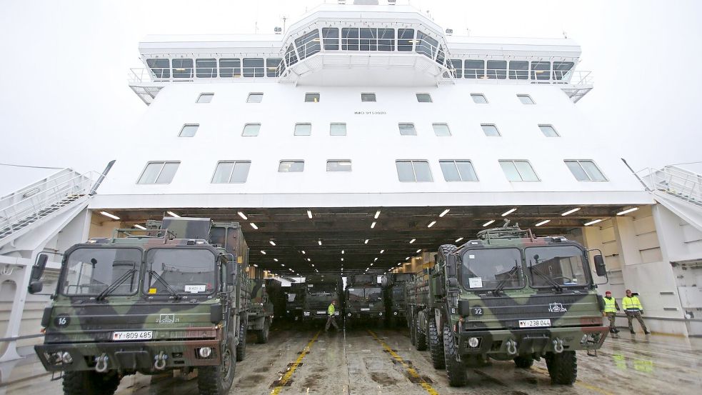 Zu Lande, zu Wasser und in der Luft: Hindernisse für grenzüberschreitende Militärtransporte sollen möglichst schnell abgebaut werden. (Archivbild) Foto: Christian Charisius