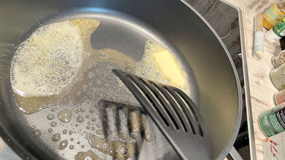 Die Pfanne wird im Backofen auf Temperatur gebracht, dann die Butter drin schmelzen lassen. Foto: Carmen Leonhard