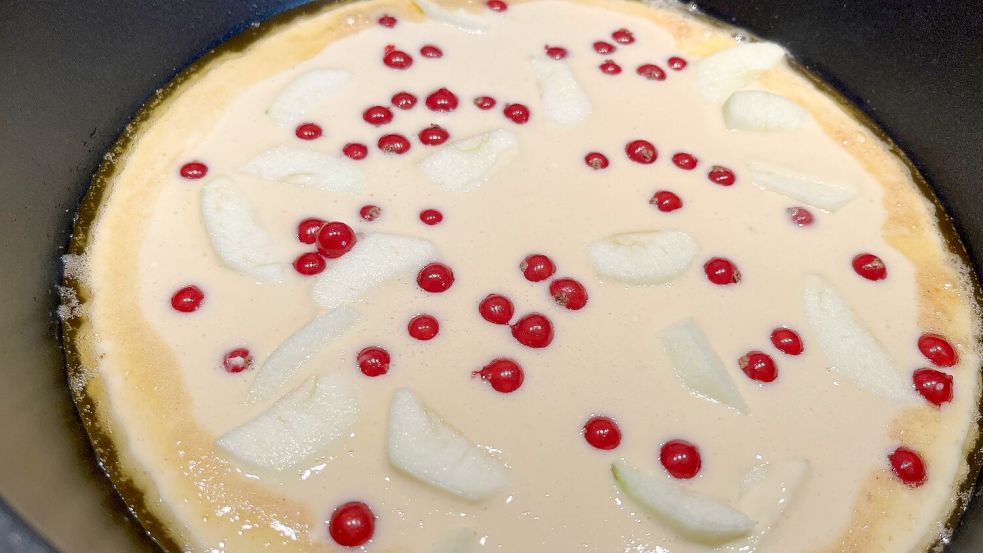 Das vorbereitete Obst auf dem Teig verteilen und dann ab mit der Pfanne in den Backofen. Foto: Carmen Leonhard