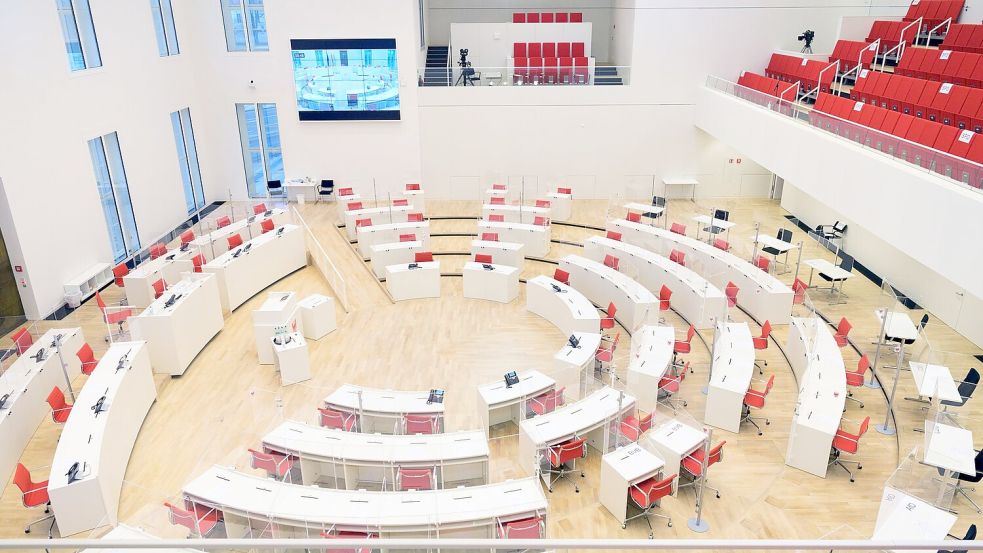 Die vier Ausgetretenen wollen den Saal verlassen. (Archivbild) Foto: Soeren Stache