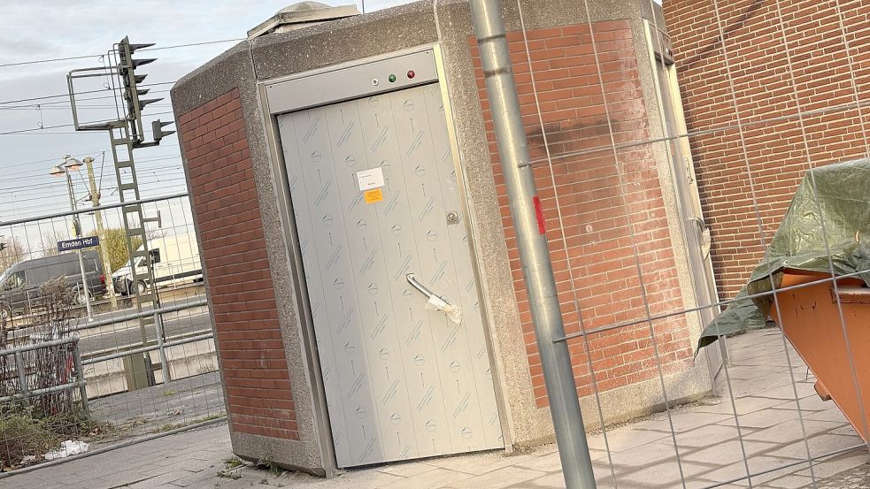 Neue Türen sind schon eingebaut, drinnen erfolgt die Grunderneuerung: das WC-Rondell am Bahnhof. Fotos: Stephanie Schuurman