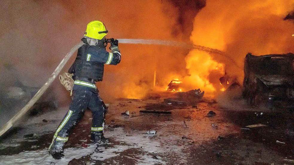 Bei massiven russischen Angriffen mit Raketen und Drohnen sind in der Ukraine viele Menschen getötet und Dutzende weitere verletzt worden. Foto: Andrii Marienko/AP/dpa