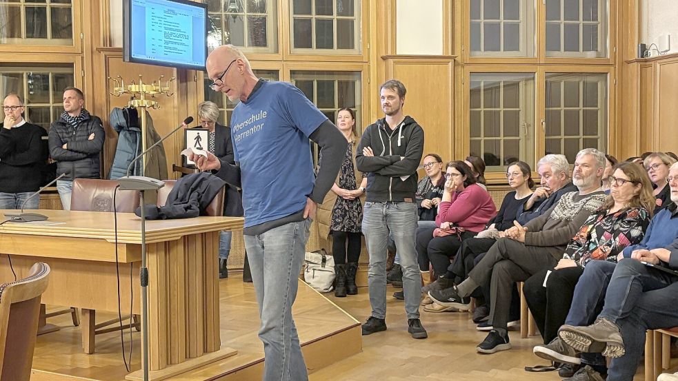 Beim Schulausschuss des Emder Rats kamen jetzt wieder zahlreiche Emderinnen und Emder zusammen, die Fragen zur Schulentwicklung stellen und Kritik äußern wollten. Fotos: Mona Hanssen