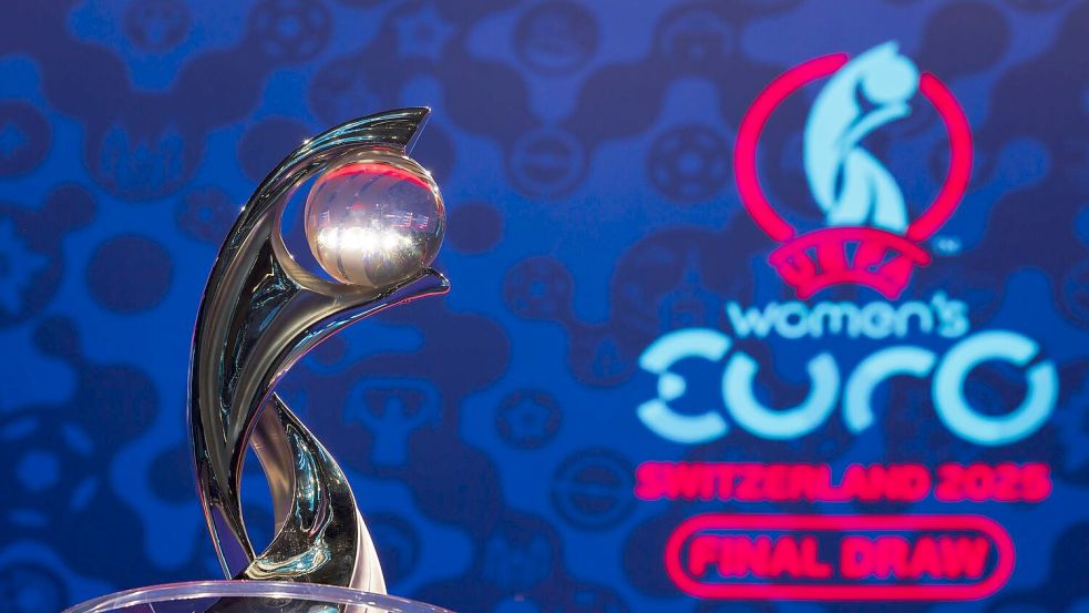 Wo der EM-Pokal 2029 ausgespielt wird, entscheidet sich am 3. Dezember. (Archivbild) Foto: Valentin Flauraud/KEYSTONE/dpa