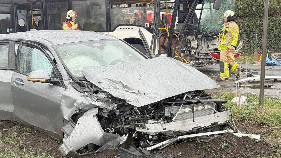 Der Bus und das Auto wurden bei dem Zusammenprall stark beschädigt. Foto: Guido Bludau/dpa