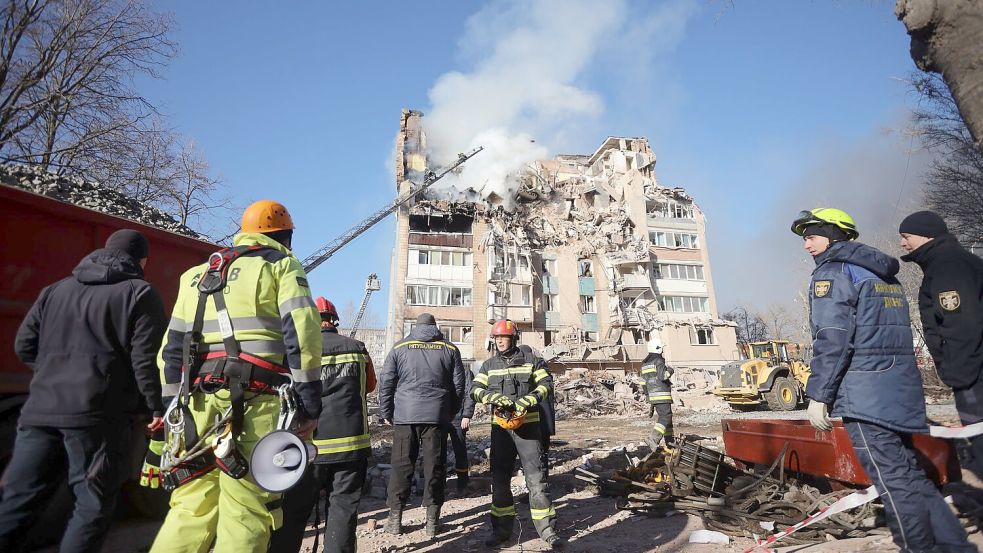 In der westukrainischen Stadt Ternopil sind bei einem russischen Luftangriff viele Menschen getötet und Dutzende verletzt worden. Foto: Rostyslav Kovalchuk/AP/dpa