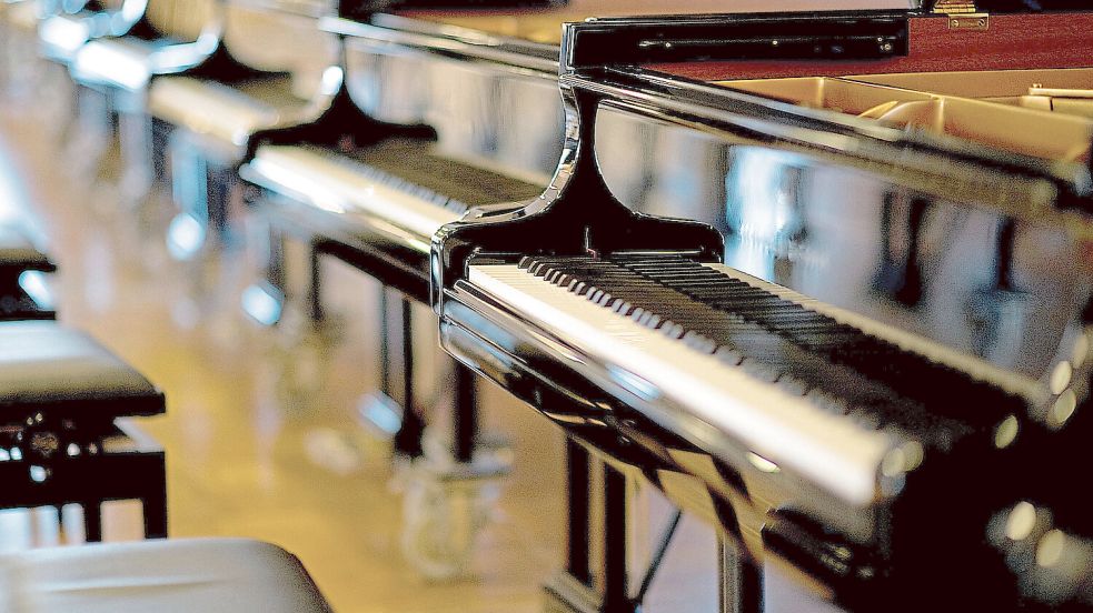 Zwei Klaviere sind besser als eins? Das mag im Vorführraum von Steinway in Hamburg richtig sein. Aber zwei Klavierabende in Osnabrück zur gleichen Zeit? Da muss man sich entscheiden. Foto: Axel Heimken/dpa