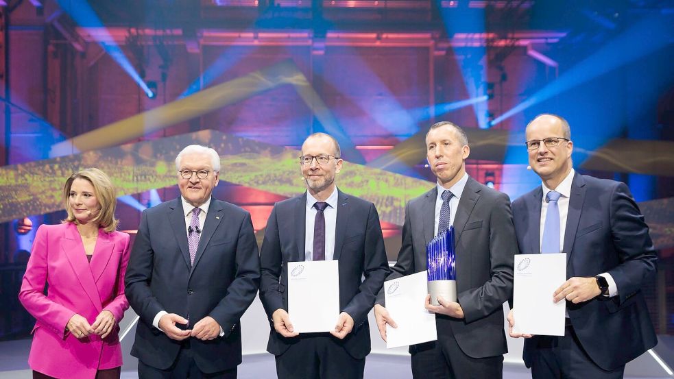 Der Deutsche Zukunftspreis ging in diesem Jahr an das Team „Kraftpaket fürs Klima - Fernverkehr-Lkw mit Wasserstoff elektrisch betreiben. Foto: Carsten Koall/dpa