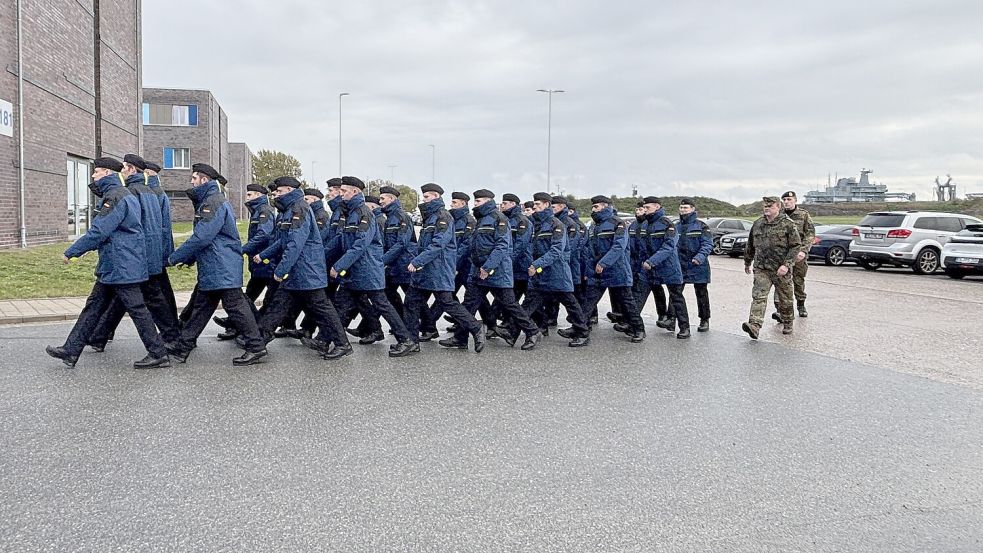 Für die neuen Rekrutinnen und Rekruten geht es im Zug zum Mittagessen. Jeder Weg auf dem Gelände des Marinestützpunktes wird von ihnen im Gleichschritt zurückgelegt. Foto: Susanne Ullrich