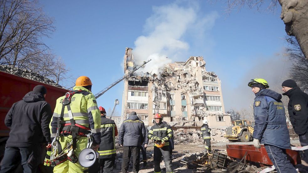 In den Trümmern des Wohnblocks in Ternopil werden immer noch Verschüttete vermutet. Foto: Rostyslav Kovalchuk/AP/dpa