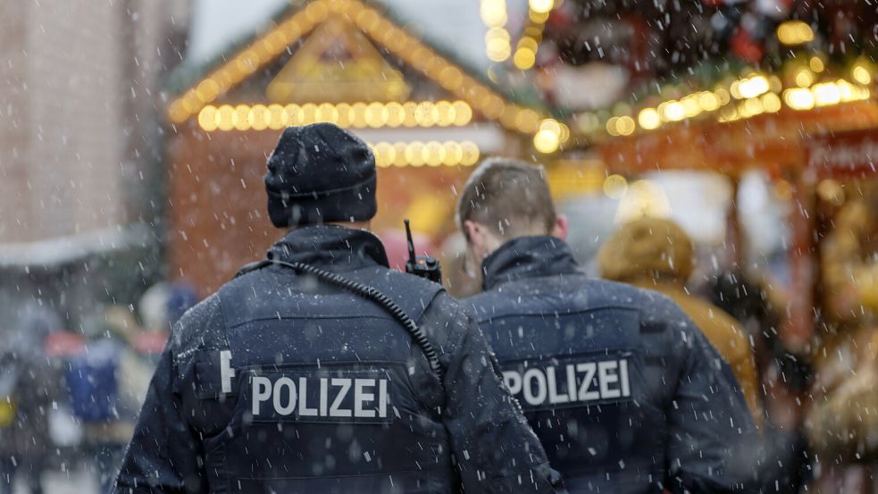 Mehr Polizeipräsenz soll die Sicherheit auf Weihnachtsmärkten erhöhen. Foto: dpa/Andreas Arnold