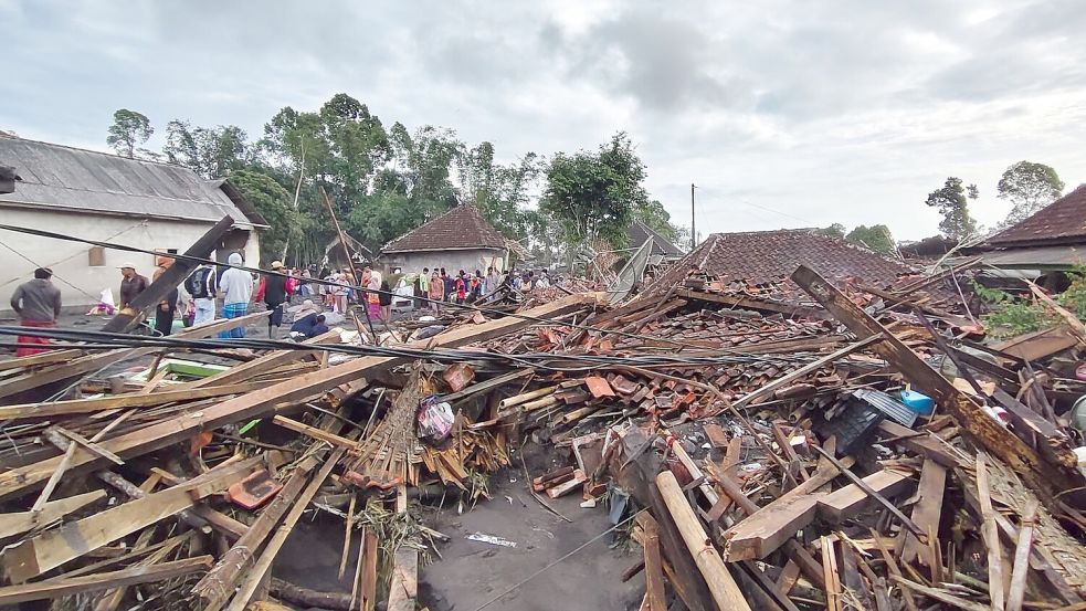 Durch die Eruption lagen mehrere Häuser in Schutt und Asche. Foto: Wawan Sugiarto/AP/dpa